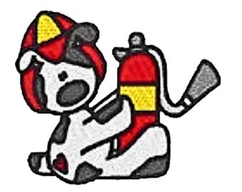 Op de afbeelding: Een geborduurde patch met een wit-zwart gevlekte koe die een rood-gele brandweerhelm draagt. De koe houdt een rood-gele brandblusser vast met een grijze slang en spuitmond die naar de rechterkant uitsteekt.