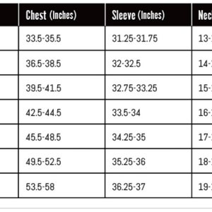 Puede incluir: Tabla de tallas de ropa con medidas en pulgadas para el pecho, la manga y el cuello. Las tallas incluyen XS, S, M, L, XL, XXL y XXXL.