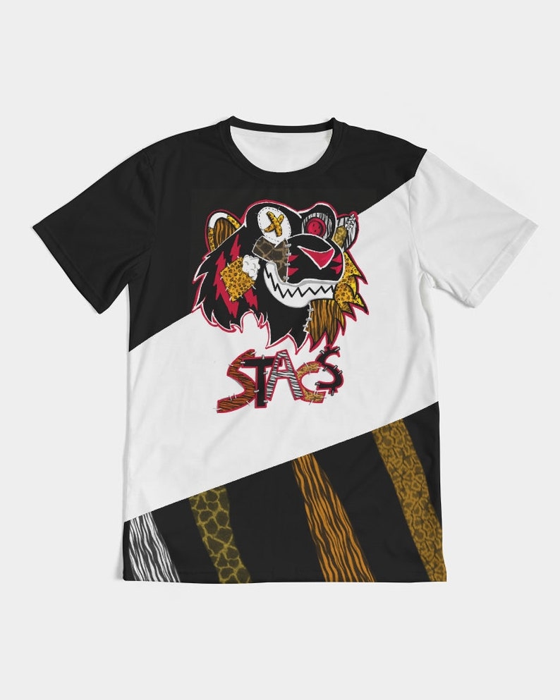 Puede incluir: Una camiseta blanca y negra con un gr&aacute;fico de un tigre negro con un ojo rojo y una boca cosida. El tigre est&aacute; rodeado de una variedad de patrones de estampado animal. La palabra "STAGS" est&aacute; impresa debajo del tigre en una fuente roja, blanca y negra.
