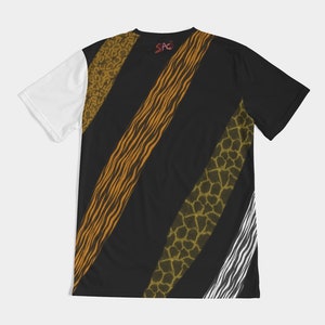 Puede incluir: Camiseta negra con un patr&oacute;n diagonal de rayas en varios estampados de animales, incluyendo cebra, tigre y leopardo. La camiseta tiene un panel blanco en el hombro izquierdo.