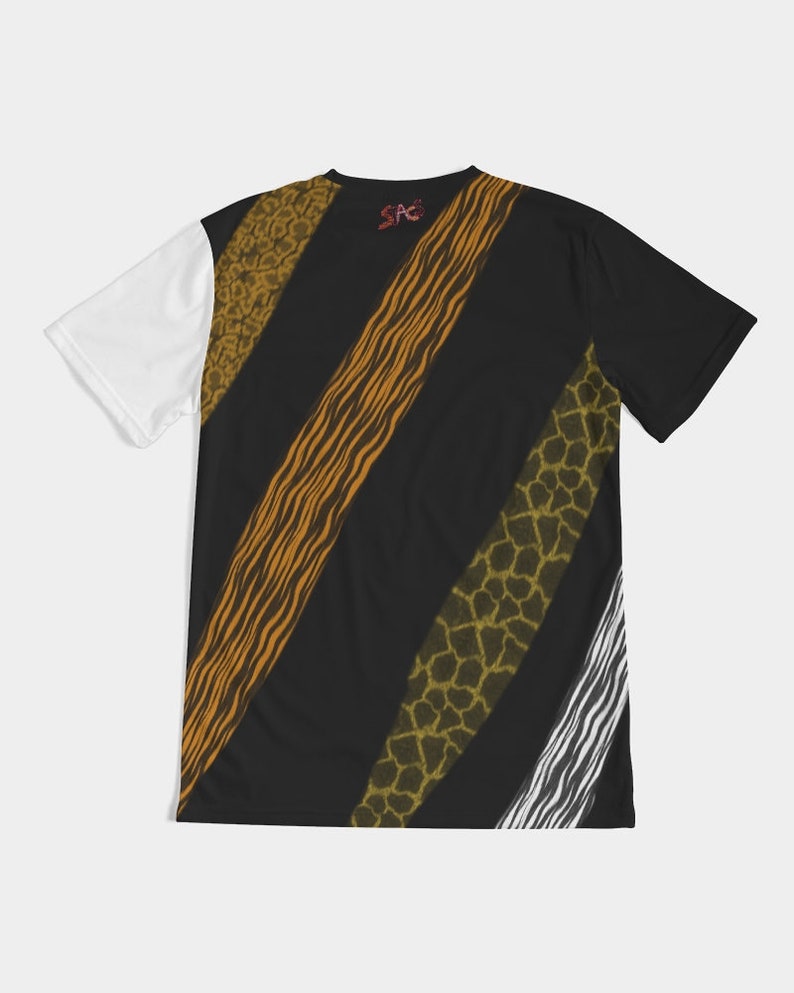 Puede incluir: Camiseta negra con un patr&oacute;n diagonal de rayas en varios estampados de animales, incluyendo cebra, tigre y leopardo. La camiseta tiene un panel blanco en el hombro izquierdo.