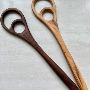 Pu&ograve; includere: Due cucchiai di legno con design unici del manico. Uno &egrave; marrone scuro, l'altro marrone chiaro con la scritta "SALT & YORK". Entrambi i cucchiai hanno una grande apertura circolare e una pi&ugrave; piccola nel manico.