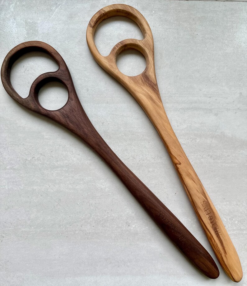 Pu&ograve; includere: Due cucchiai di legno con design unici del manico. Uno &egrave; marrone scuro, l'altro marrone chiaro con la scritta "SALT & YORK". Entrambi i cucchiai hanno una grande apertura circolare e una pi&ugrave; piccola nel manico.