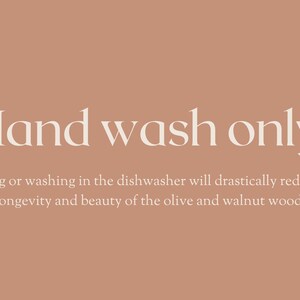 Pu&ograve; includere: Sfondo color pesca con il testo "Hand wash only!" in un carattere serif. Sotto, un testo pi&ugrave; piccolo consiglia di non lavare in lavastoviglie per preservare gli oggetti in legno di ulivo e noce.