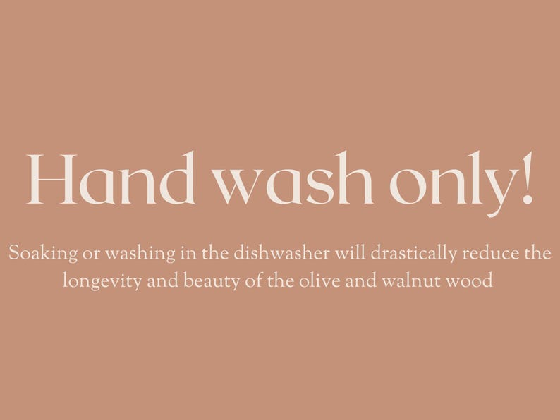 Pu&ograve; includere: Sfondo color pesca con il testo "Hand wash only!" in un carattere serif. Sotto, un testo pi&ugrave; piccolo consiglia di non lavare in lavastoviglie per preservare gli oggetti in legno di ulivo e noce.