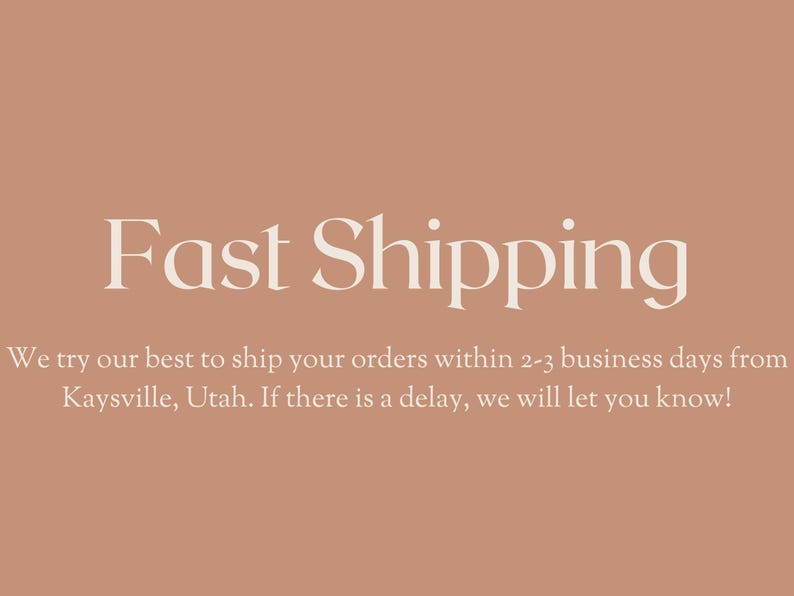 Pu&ograve; includere: Testo "Fast Shipping" in bianco su sfondo color pesca. Il testo pi&ugrave; piccolo indica che gli ordini vengono spediti entro 2-3 giorni lavorativi da Kaysville, Utah. I ritardi saranno comunicati.