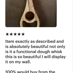 Pu&ograve; includere: Una frusta per impasto in legno dal design unico. La frusta presenta un manico e un'apertura circolare. La venatura del legno &egrave; visibile, mostrando i colori naturali. Il testo nell'immagine dice "Item exactly as described..."
