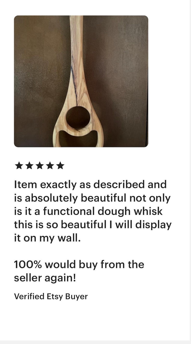 Pu&ograve; includere: Una frusta per impasto in legno dal design unico. La frusta presenta un manico e un'apertura circolare. La venatura del legno &egrave; visibile, mostrando i colori naturali. Il testo nell'immagine dice "Item exactly as described..."