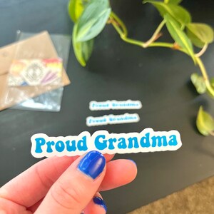 New Oma Aufkleber || Lustiges Geschenk | Nettes Geschenk | Niedliche Sticker | Geschenk für | Laptop Aufkleber | MacBook Aufkleber | Schwangerschaft offenbaren