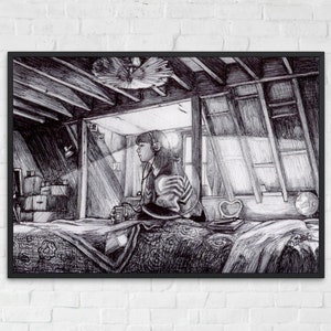 Puede incluir: Dibujo en blanco y negro a pluma y tinta de una persona sentada en una cama en una habitación de ático. La persona lleva auriculares y mira hacia un lado. La habitación está llena de muebles y otros objetos.