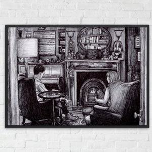 Puede incluir: Un dibujo en blanco y negro de una pareja sentada en sillones junto a una chimenea en una sala de estar. La habitación tiene una estantería, una lámpara y un piano. La pareja se mira.