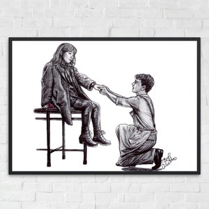 Puede incluir: Dibujo en blanco y negro de una pareja, una mujer sentada en un taburete y un hombre arrodillado, tendiéndole la mano. La mujer lleva un abrigo y el hombre lleva un mono.