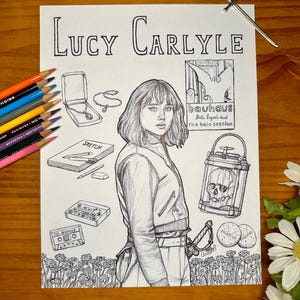 Puede incluir: Un dibujo en blanco y negro de una mujer con el pelo corto, que lleva una chaqueta y unos vaqueros. El dibujo está rodeado de varios objetos, entre ellos una cinta de casete, una caja de cerillas, una calavera en un frasco de vidrio y una espada. El texto "Lucy Carlyle" está en la parte superior del dibujo, y el texto "bauhaus Bela Fryo's band the baie session" está en un rectángulo en la esquina superior derecha.