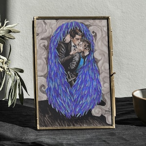Puede incluir: Una ilustración enmarcada de dos personas abrazándose, rodeadas de plumas azules y moradas. El fondo es de un gris suave con toques de blanco. La obra está firmada en la esquina inferior derecha.