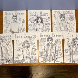 Puede incluir: Ocho ilustraciones en blanco y negro de personajes del libro "The Lockwood & Co. Agency" de Jonathan Stroud. Cada ilustración presenta el nombre de un personaje y algunos objetos relacionados con el personaje. Los personajes son: Anthony Lockwood, Lucy Carlyle, Quill Kipps, Holly Munro, George Karim, Flo Bones, The Skull y The Bones.