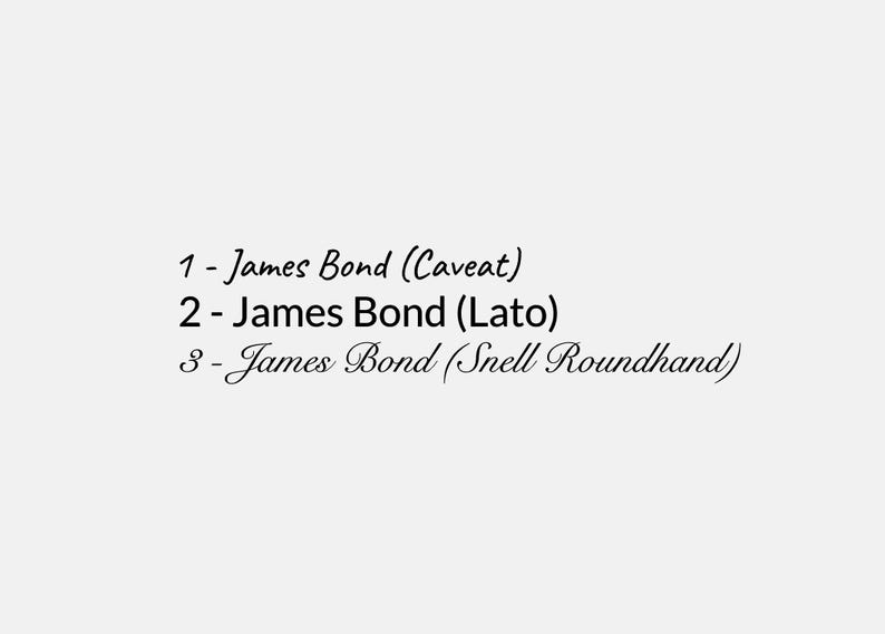 Puede incluir: Fondo gris claro con texto negro. El texto enumera tres elementos, cada uno comenzando con "James Bond" seguido de un nombre de fuente entre par&eacute;ntesis: Caveat, Lato y Snell Roundhand. Los n&uacute;meros 1, 2 y 3 preceden cada elemento.