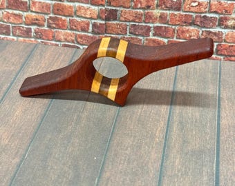 Sujetapáginas de madera hecho a mano: Padauk, arce, nogal.