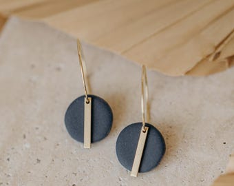 Federleichte RAVI Ohrringe Dunkelblau | Gold Creole modern