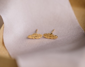 Ohrstecker mit einem goldenen Blatt // Goldfarbene Blatt Ohrringe aus Edelstahl // Mini Ohrstecker mit Blattdesign