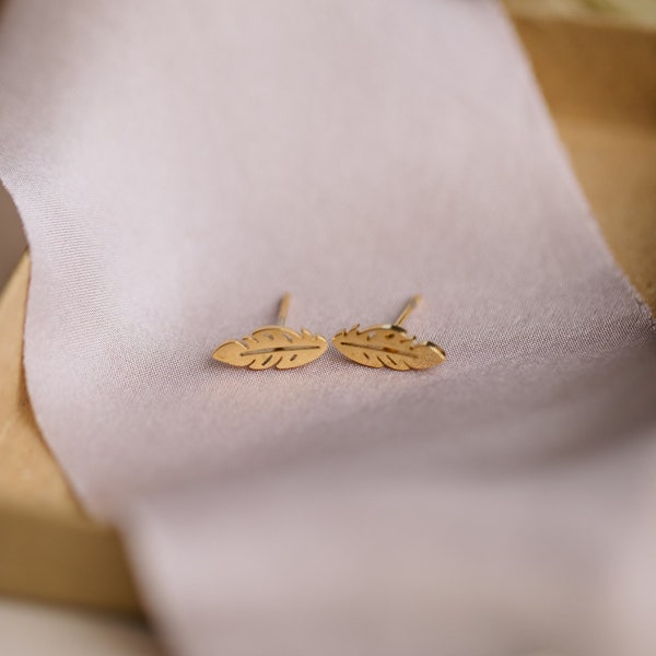 Ohrstecker mit einem goldenen Blatt // Goldfarbene Blatt Ohrringe aus Edelstahl // Mini Ohrstecker mit Blattdesign