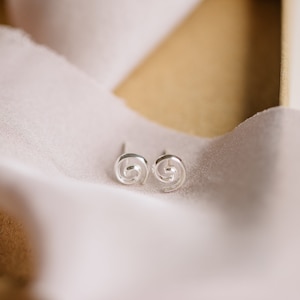 Kleine gedrehte Ohrstecker 925 Sterling Silber // kleine Spirale Ohrringe // 925 Sterling Silber Ohrringe // kleine Spirale image 1