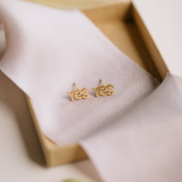 goldene kleine Ohrringe mit der Aufschrift YES // YES Brautohrringe in Gold // kleine goldene Edelstahlohrringe // Hochzeitsschmuck