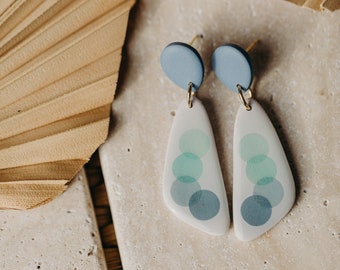 längliche blaue Ohrringe aus Polymer Ton mit Punkten // dreieckige leichte Ohrringe mit bunten Punkten // mehrfarbige Ohrringe