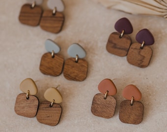 dreieckige Polymer Ton Ohrringe mit rechteckigem Holz Anhänger // Ton Ohrringe mit leichtem Holz-Anhänger // kleine Holzohrringe