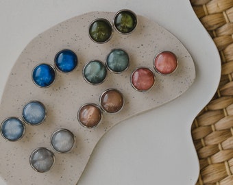 Runde Ohrringe aus Edelstahl mit bunten marmorierten Cabochonsteinen in Silber | 12 mm Ohrstecker