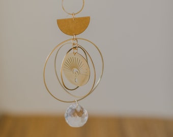 goldener Mond und Sonne Suncatcher mit Regenbogenkristall // runde Sonnenfänger mit Kristall // Sonnenfänger Dekoration // Geschenkidee