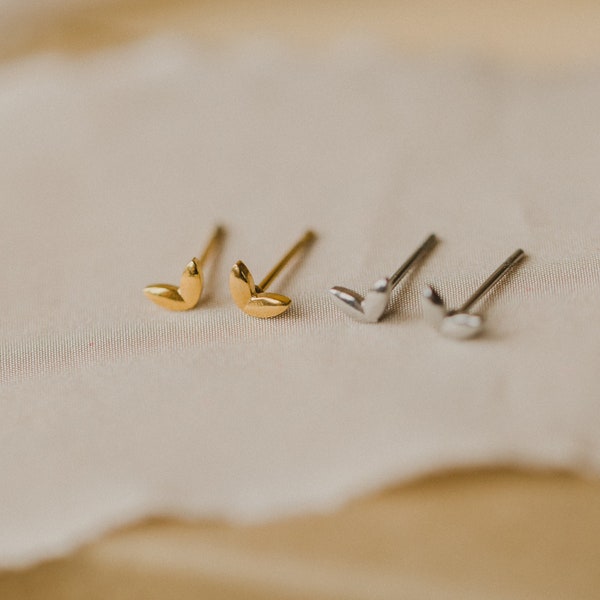 Kleine Ohrstecker in Blattform  // Blatt  Ohrstecker in Gold und Silber // minimalistische runde Ohrringe aus Edelstahl // Ohrringe Blatt