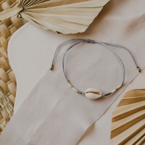 filigranes Muschelarmband // Sommer Armband // Armband mit Muschel //  Kleine Perlen // graues Armband //  Kauri Muschel Armband