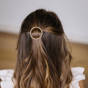 Runde Haarspange // kreisrund // runde Haarspange // goldfarbene Haarspange // Haarspange aus Zink // Kreis Haarspange // Kreis Haarklammer Bild 1