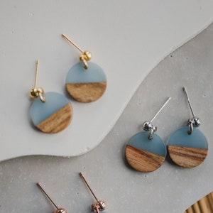 runde blaue Ohrringe mit Holz // kleine runde Ohrringe // Holz Ohrringe blau // zweifarbige runde Ohrringe // leichte Ohrring // blau Bild 1
