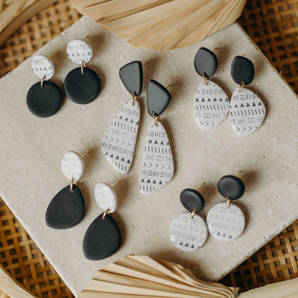 schwarz-weiße Polymer Ton Ohrringe // schwarz-weiße glänzende Ohrringe mit Aztekenmuster // leichte Ohrringe // Geschenk für Sie
