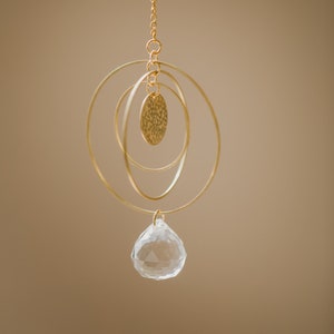 goldfarbener runder Suncatcher // Sonnenfänger mit goldenem Plättchen // Geschenkidee Freundin // Sonnenfänger mit Regebogenkristall