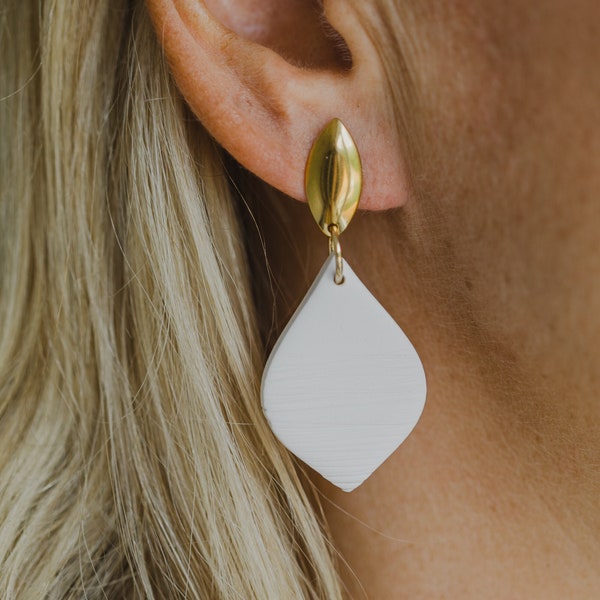 große weiße Ohrringe aus Polymer Ton // White Summer Collection // leichte weiße Tropfen Ohrringe // Hochzeitsschmuck // Brautohrringe