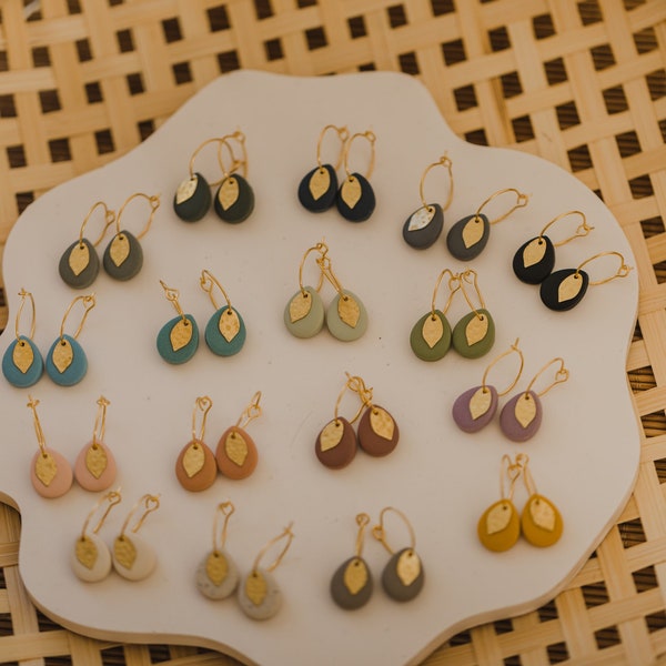 PREA Ohrringe: kleine Tropfen Ohrringe an goldener Creole mit kleinem Blatt // Polymer Ton Ohrringe  // kleines Geschenk