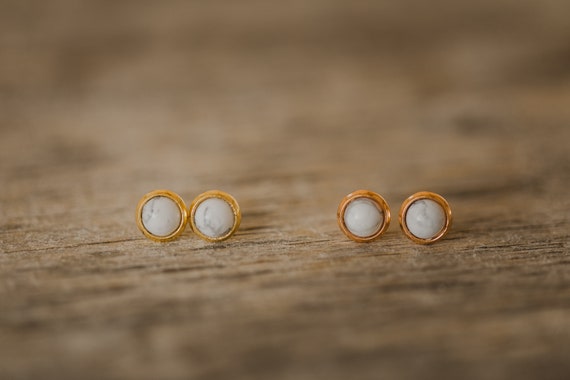 Mini Ohrstecker mit weißem Howlith // 8 mm großer Ohrstecker mit Edelstein // marmorierter Howlith in runder Gold oder Rosegold // Cabochon