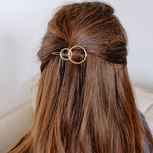 Haarspange mit zwei Kreisen // zwei Kreisen // goldene Haarspange // runde Haarspange // Haarclip aus Zink // Hochzeit // Haarschmuck Bild 4