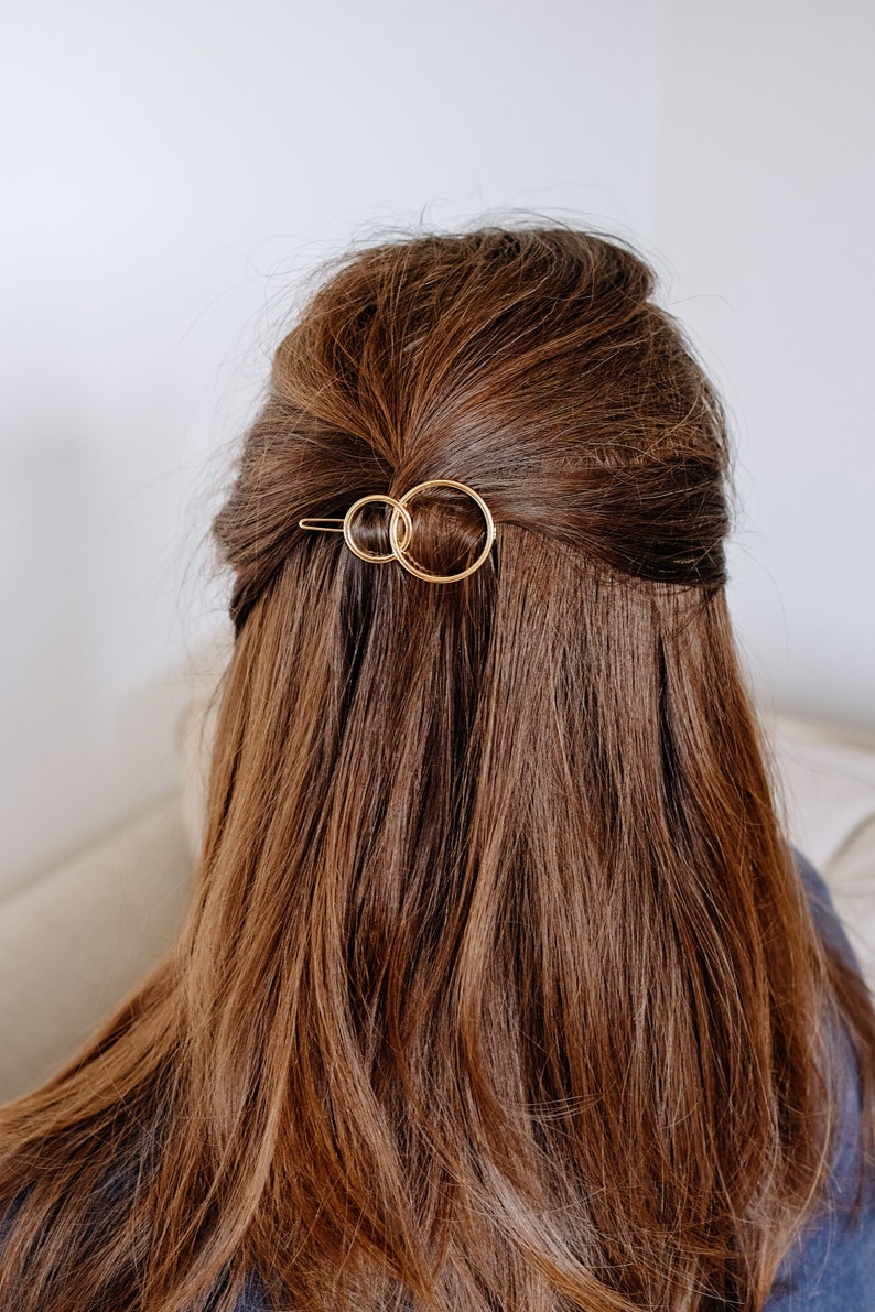 Haarspange mit zwei Kreisen // zwei Kreisen // goldene Haarspange // runde Haarspange // Haarclip aus Zink // Hochzeit // Haarschmuck Bild 4