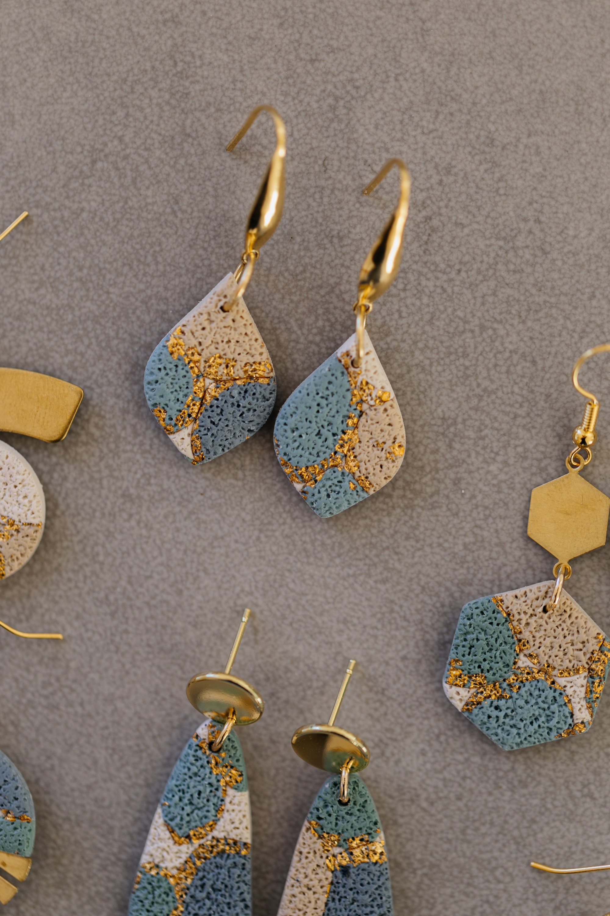 Polymer Clay Ohrringe, Ohrringe, Gold, Blattgold, Clay Ohrringe, Ton Ohrringe, Blau, Grün, Creme