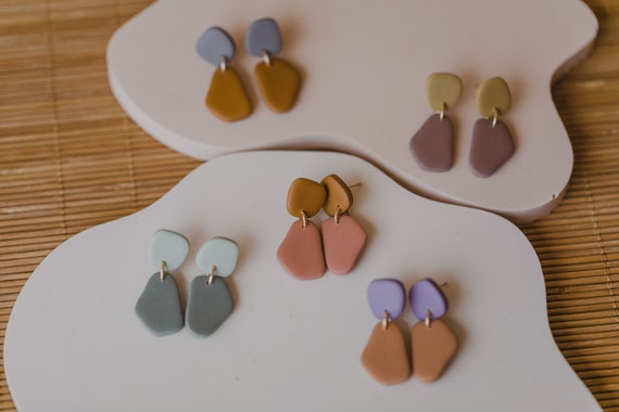 zweifarbige Polymer Clay Ohrringe BENU // bunte organische Ohrringe // leichte kleine Ohrringe // Polymer Ton Ohrringe
