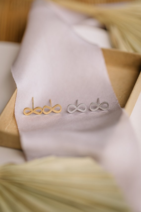 Ohrstecker mit Infinite Design //  Edelstahlohrringe in Gold oder Silber mit Unendlichkeits-Zeichen // kleine filigrane Ohrringe Infinity