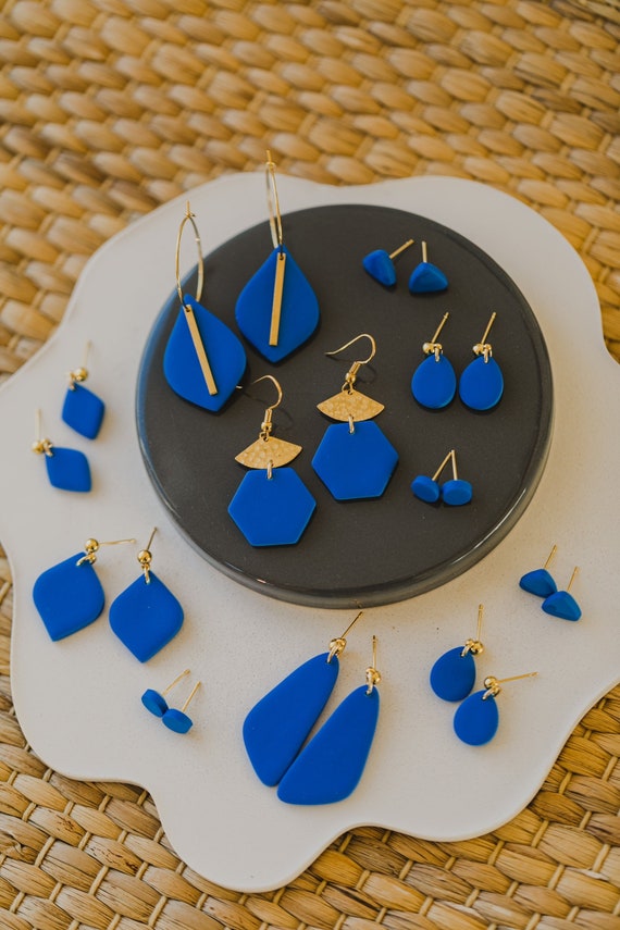 kobaltblaue Ohrringe aus Polymer Ton // ultramarin blaue Ohrringe // Tropfen Ohrringe // runde blaue Ohrringe // kobaltblaue Polymer Ohrring