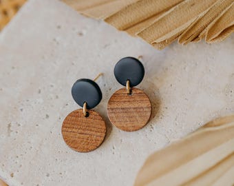 YUMI - Kleine Polymer Ton Ohrringe mit Holz in Schwarz
