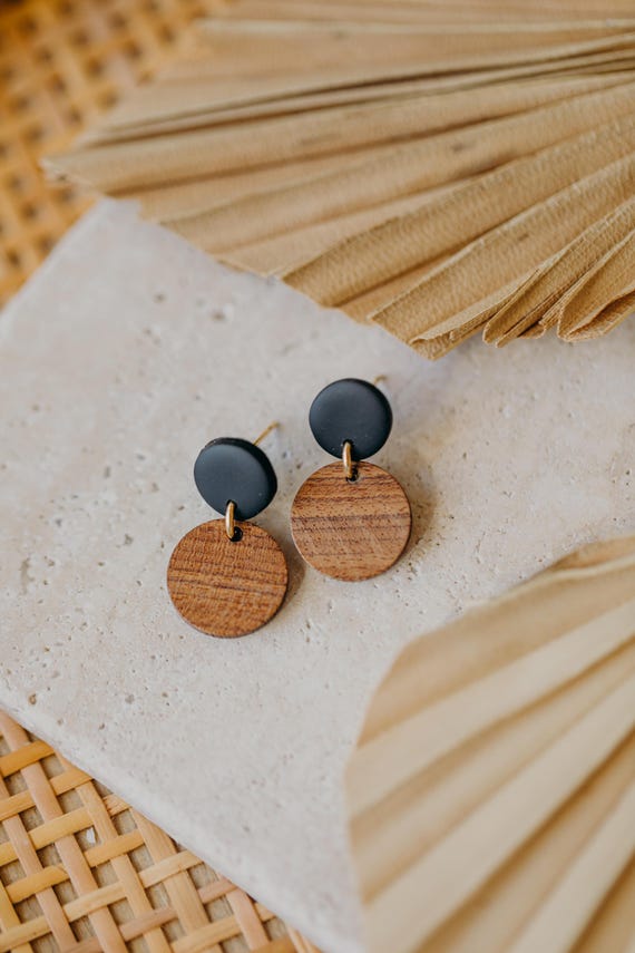 YUMI - Kleine Polymer Ton Ohrringe mit Holz in Schwarz