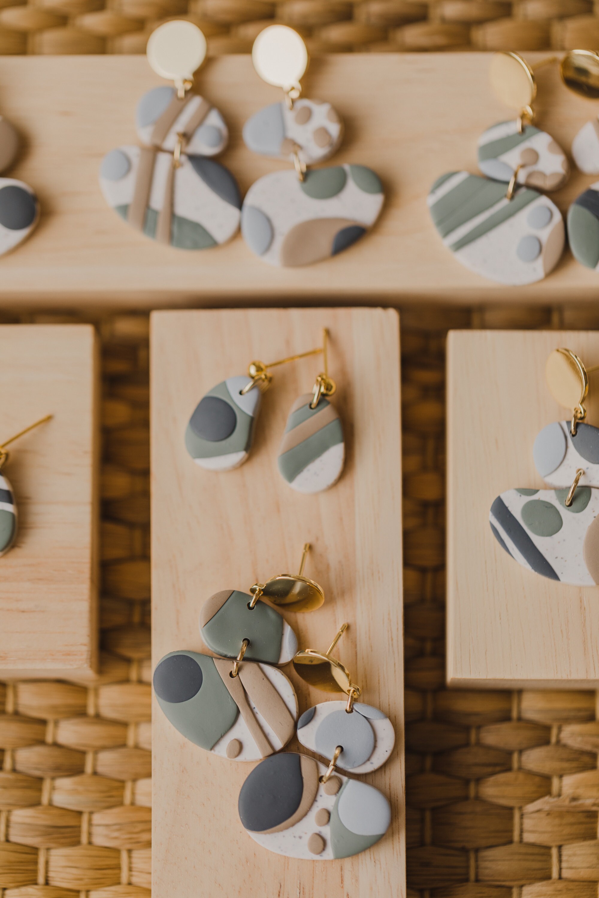 Polymer Clay Ohrringe, Polymer Ton, Ohrringe, Ton Ohrringe, Gold, weiß, beige, dunkelgrau, grün