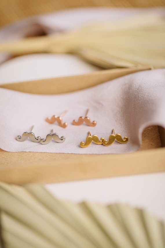 Ohrstecker mit Schnurrbart // Moustache Ohrringe in gold, silber oder Roségold // witzige Geschenkidee // Damenohrring