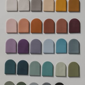 Kleine Tropfen Ohrringe NOMI aus Polymer Ton // NOMI Ohrringe in 28 Farben // bunte Tropfen Ohrringe // kleines Gift für Sie afbeelding 9